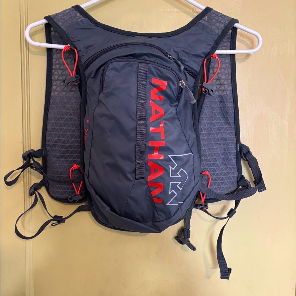 Nathan TrailMix 7L Vest Charcoal/CherryTomato